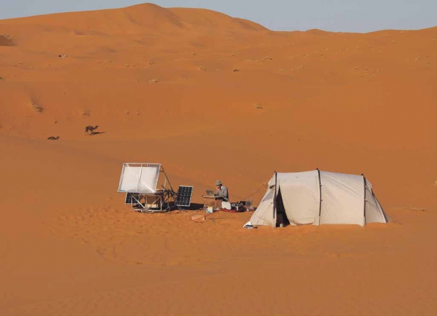 Designer Markus Kayser mit Solar-Sinter in der Sahara bei Siwa in Ägypten © Foto: Amos Field Reid